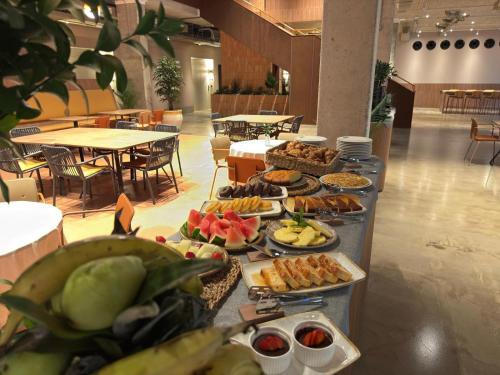 ein Buffet mit Essen auf einem Tisch in einem Restaurant in der Unterkunft CASA ROMA Hostel Boutique in Tarragona