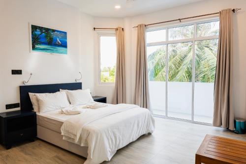 Una cama o camas en una habitación de Handhu Runbaa Inn - Dhangethi