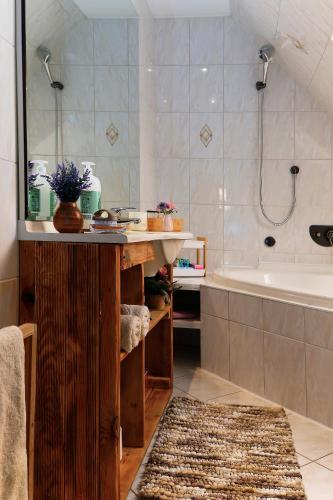 a bathroom with a sink and a bath tub at Lissi's Feriennest in Görlitz