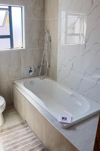 Bilik mandi di Kamotha Guest House