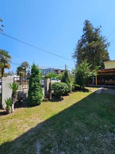 Ein Garten an der Unterkunft Guesthouse Maka