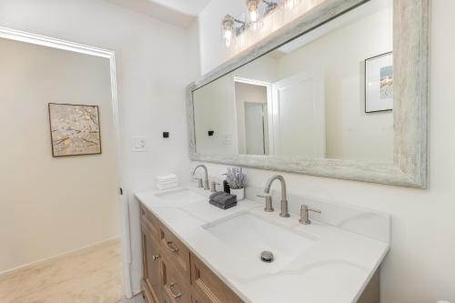 Ένα μπάνιο στο Comfortable Willow Glen Home w Central AC&Heater