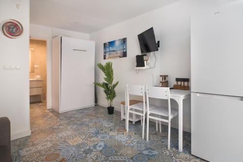 Perla Studio - 2 personas con Piscina, AC y WiFi a 1 min de la playa