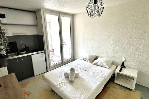 a room with a bed with a cross on it at Apartment on the Port of Carnon in Mauguio