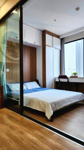 a bedroom with a large bed with a glass wall at Ecopark Lushy Stay - Vạt Xanh in Kim Quan