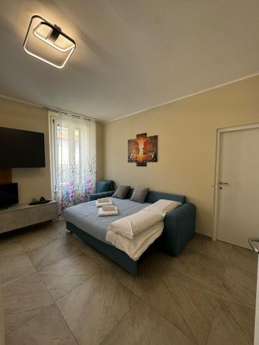 a bedroom with a bed and a television in it at Villa Patrizia affittacamere con parcheggio privato in Como