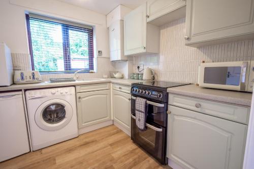 Η κουζίνα ή μικρή κουζίνα στο 2 Bed, Ground Floor Flat, Carlisle