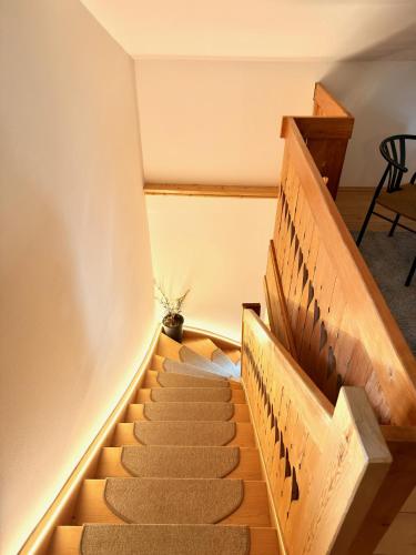 a staircase in a house with wooden steps at Bayerwaldhaus - Tradition trifft Moderne in Waffenbrunn