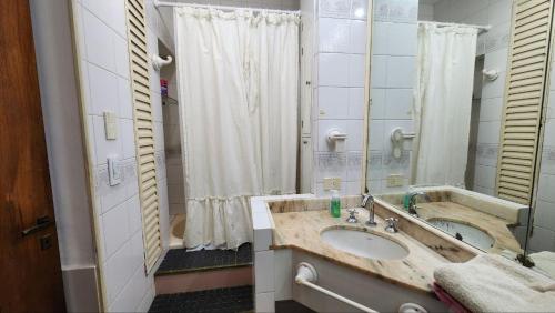 a bathroom with a sink and a large mirror at La casa de la abu in Carmen de Areco