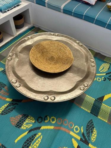 a metal tray on the floor with a hat on it at Location d'un appartement in Tizouiar
