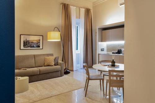 Posezení v ubytování PIAZZACORVETTOUNO LuxuryApartment 70 MQ pieno centro