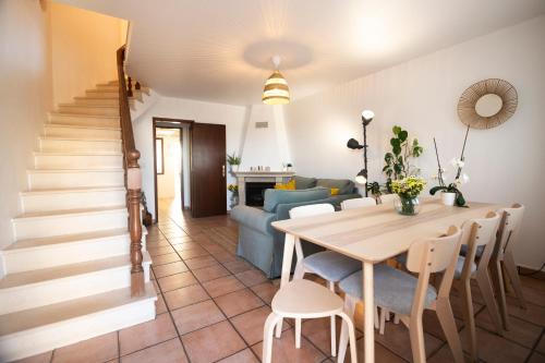 Una sala de estar con una mesa y un sofá azul. en Baleal Beach Haven, en Ferrel