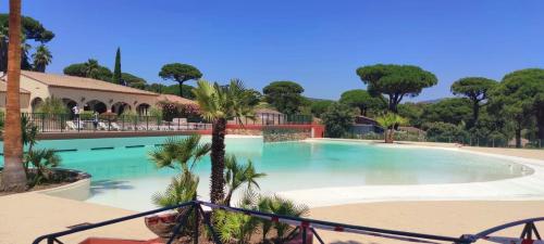 加桑Côte d'Azur Gassin Villa Cottage l'Abris-Côtier的度假村里有棕榈树的大型游泳池