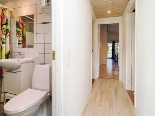 Ένα μπάνιο στο 6 person holiday home in Store Fuglede-By Traum
