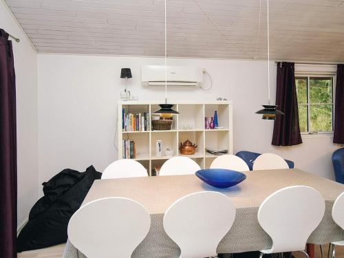 Χώρος καθιστικού στο 6 person holiday home in Store Fuglede-By Traum