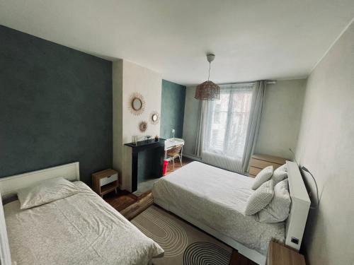 a small bedroom with a bed and a window at Appartement 80m2 à deux pas du beffroi in Arras