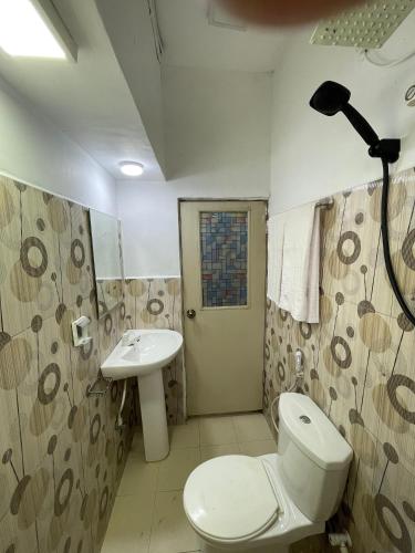 a bathroom with a toilet and a sink at DK Lodge in Kandy