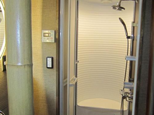 熱海市にあるIkkyuan - Vacation STAY 27284vのバスルーム(シャワーブース、トイレ付)