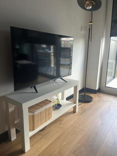 TV a/nebo společenská místnost v ubytování Apartament Bajka nad Jeziorem