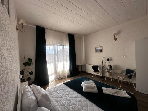 Una cama o camas en una habitación de "White House Nakani" - Guesthouse near the centre