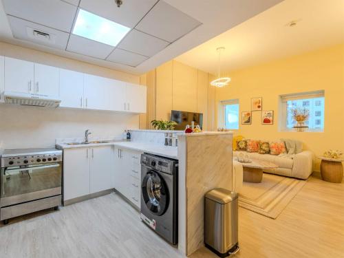 Family-friendly, 2 bedroom in heart of Dubai Marina - Walk to Beach in JBR