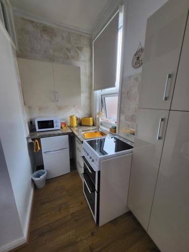 Η κουζίνα ή μικρή κουζίνα στο The Hive at Bramley House, Studio Apartment