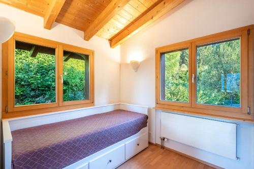 Una cama o camas en una habitación de Waldhaus Laax