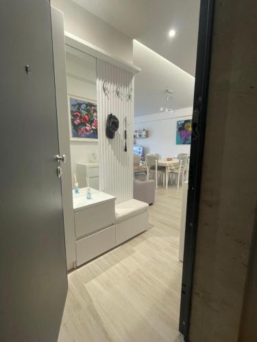 an open door to a room with a hair salon at Appartamento MALI I ROBIT in Golem