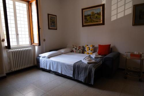 a small bedroom with a bed and a couch at Lemon Garden Home in Rome