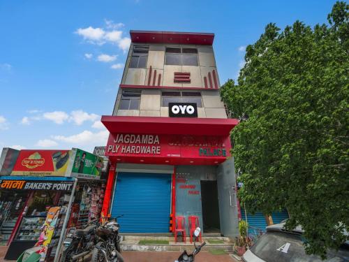 ein Gebäude mit einem Uhrenturm darauf in der Unterkunft Hotel O Jagdamba Hotel in Bhopal