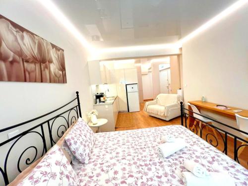 Ένα ή περισσότερα κρεβάτια σε δωμάτιο στο Modern familiar house under Acropolis