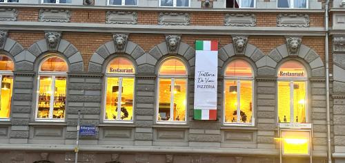 a building with many windows with a sign on it at Ferienwohnung Appartamento Da Vinci in Eisenach