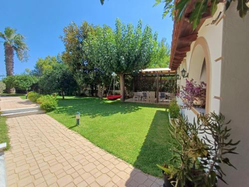 Flat with garden near sea, port and airport