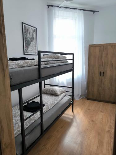 Ένα ή περισσότερα κρεβάτια σε δωμάτιο στο Apartament Centrum 2