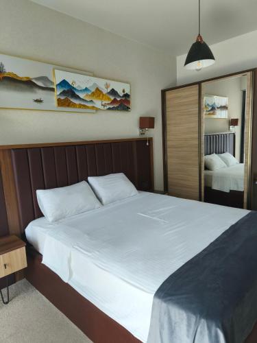 a bedroom with a large bed with white sheets at Gori Apartment 74 in Gori