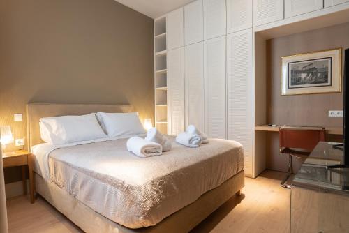 Postel nebo postele na pokoji v ubytování Syntagma Zairas Hideaway!