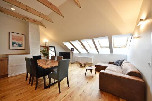 Domillion Penthouse 2bdr 2bath P364a