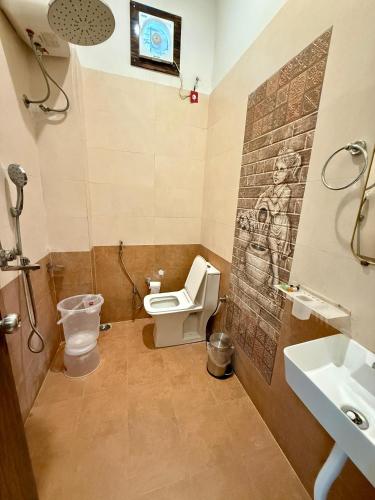 Koupelna v ubytování AraVilla Queen - Luxury 5BHK Boutique Villa With Pool
