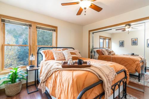 Un dormitorio con dos camas y una gran ventana. en 2 Bedroom Durango Retreat Near Trails & Town with Pool and Hot Tub, en Durango