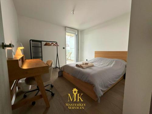 a bedroom with a bed next to a desk and a desk at T2 Vue Pompidou Balcon, Sport & Centre Muse in Metz