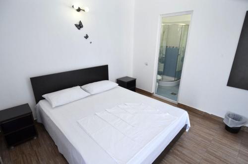 En eller flere senge i et værelse på Εlada