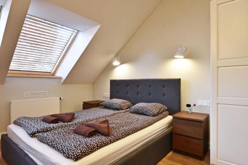 Ένα ή περισσότερα κρεβάτια σε δωμάτιο στο Domillion New modern Vilnius old town studio U2303