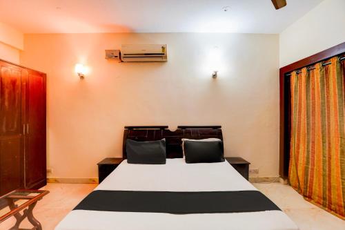 a bedroom with a bed in a room at Hotel O Le Regent in Gurgaon