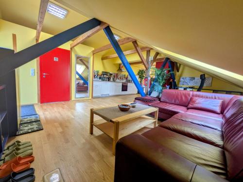 a living room with a couch and a table at Anton's bunte Welt (100 m², Parkplatz, Garten und viel mehr) in Albersdorf