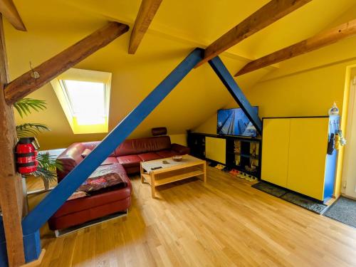 a living room with yellow walls and wooden beams at Anton's bunte Welt (100 m², Parkplatz, Garten und viel mehr) in Albersdorf