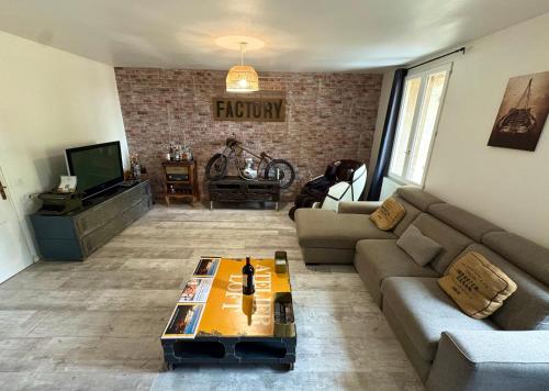 a living room with a couch and a coffee table at The Loft Factory 4 Chambres Vue Garonne + Jardin in Lormont