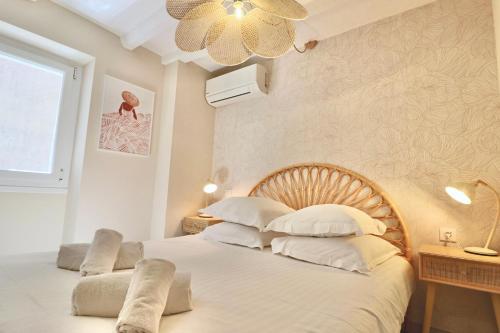 Ένα ή περισσότερα κρεβάτια σε δωμάτιο στο New! Beach Escape in Old Antibes