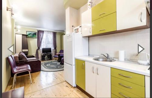 スヴィチャスにあるCasa de Gretaのキッチン(黄色と白のキャビネット付)、リビングルーム