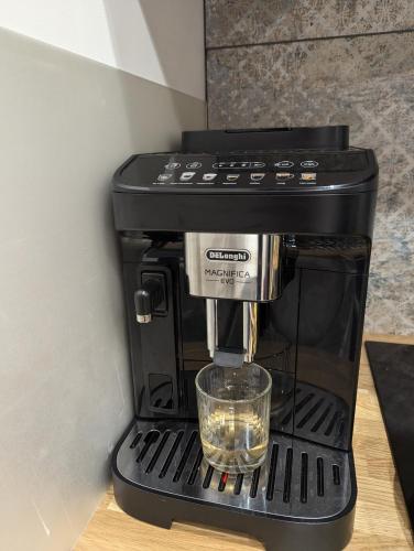 a black coffee maker with a glass in it at Król Puszczy - unikatowy dom, jezioro 80m, szlak Krutyni in Ruciane-Nida
