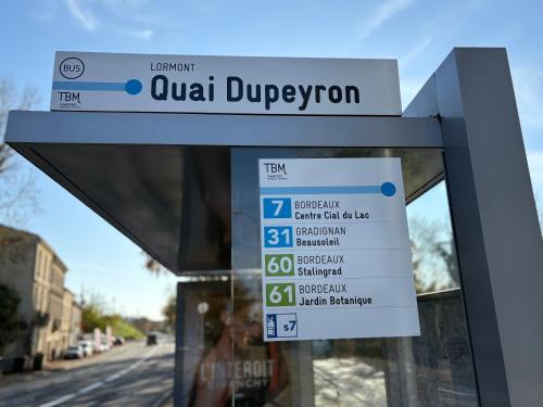 a sign for a toll booth at a bus stop at The Loft Factory 4 Chambres Vue Garonne + Jardin in Lormont